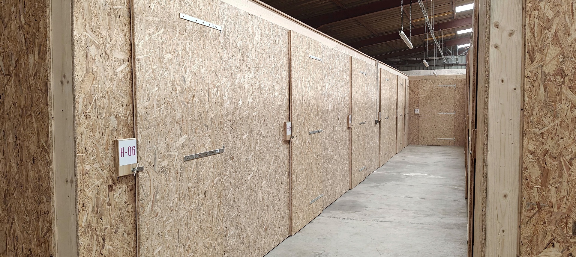 Intérieur du centre de self-stockage SAS Lemarechal à Bréhal — couloir sécurisé avec boxes de location individuels en Normandie